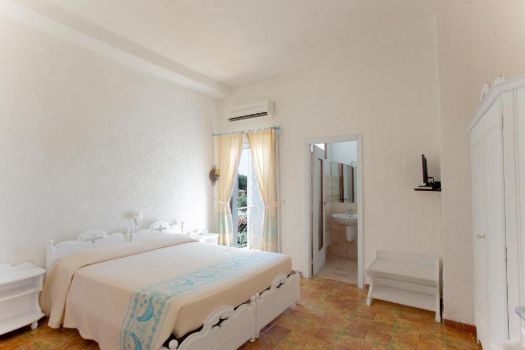 Hotel Al Faro Spiaggia La Cinta Santeodoro سان تيودورو المظهر الخارجي الصورة